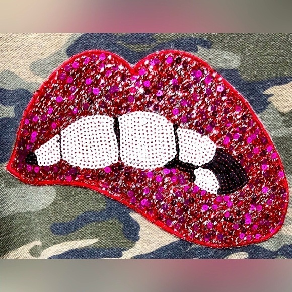 🪽Chic Soul Camouflage Sequin Mouth Lips Shirt - Picture 3 of 8